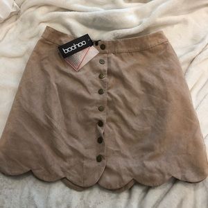 NWT boohoo scalloped bottom skirt